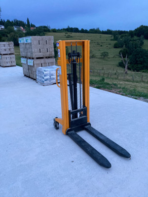 Le gerbeur un outil indispensable pour déplacer et empiler les palettes de briques