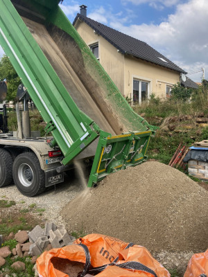 Livraison du sable et du gravier necessaire à la confection du béton