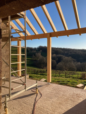 Pose des chevrons sous le soleil