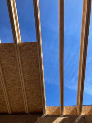 Installation des panneaux d'osb  pour former les fonds des caissons qui accueilleront plus tard l'isolant