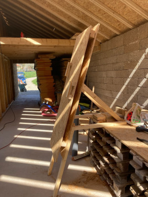Pupitre fait maison d'aide à le découpe verticale des panneaux souples de 60mm d'épaisseur