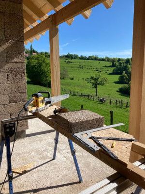Découpe des briques de chanvre pour la finition