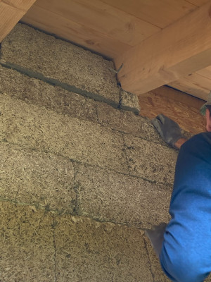 Calfeutrage de la charpente avec des briques de chanvre