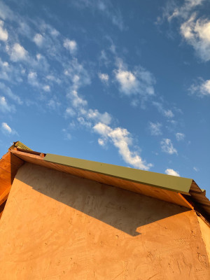 Pose des rives sur les débords de toiture