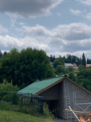Assemblage de la faitière ventilée au sommet du toit
