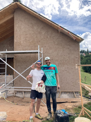 Un coup de main de Max pour le mur nord