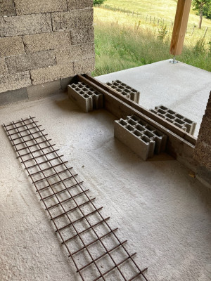 Coffrage des relevés en béton armé de 20 cm de haut qui vont soutenir les baies vitrées