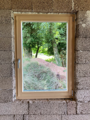 Fenêtre sud avec son joint à la mousse expansive