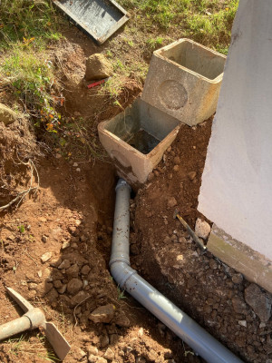 On relie la descente verticale coté est au regard d'évacuation avec des tuyaux en PVC