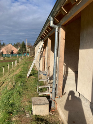 Mise en place des gouttières et de la descente coté ouest