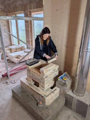 On découvre l'assemblage des briques vace le joint mince d'un millimètre de refracol