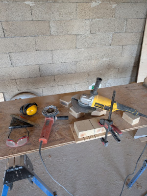 Découpe et ajustement de quelques briques