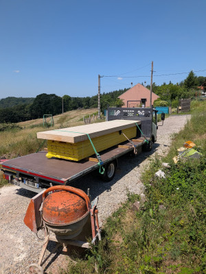 Livraison en camion plateau grâce à Cyrielle